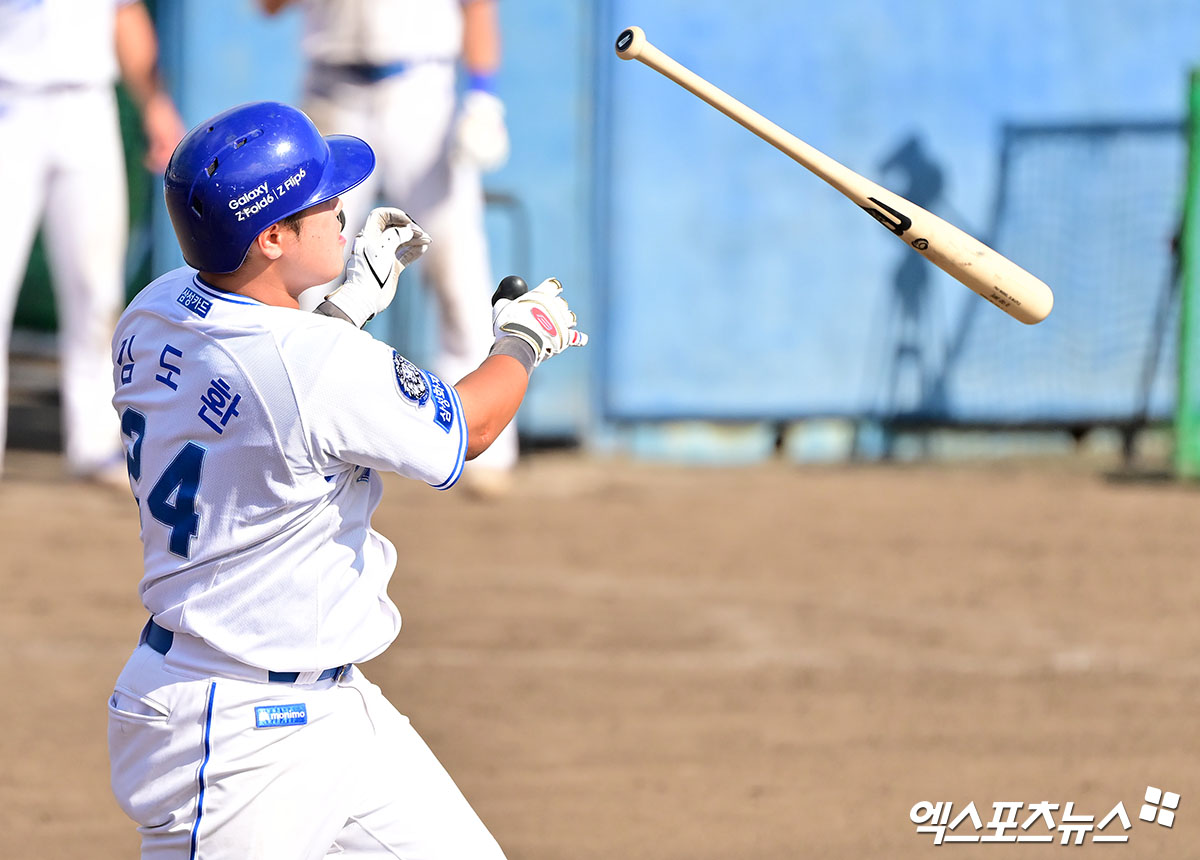 삼성 라이온즈 김도환이 2일 일본 오키나와 온나손 아카마 구장에서 열린 KIA 타이거즈와의 연습경기에서 홈런을 친 뒤 배트를 던지고 있다. 일본 오키나와, 김한준 기자