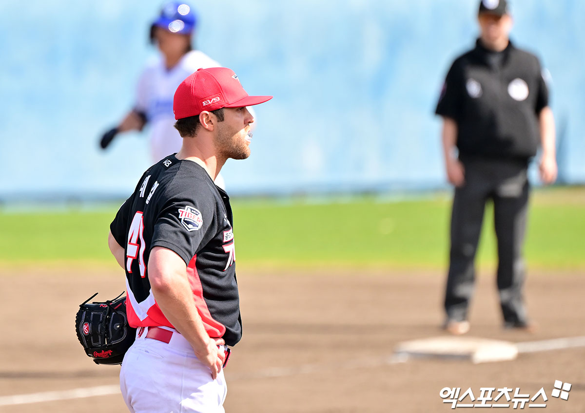 KIA 타이거즈 제임스 네일이 2일 일본 오키나와 온나손 아카마 구장에서 열린 삼성 라이온즈와의 연습경기에서 구자욱에게 만루홈런을 맞은 뒤 아쉬워하고 있다. 일본 오키나와, 김한준 기자