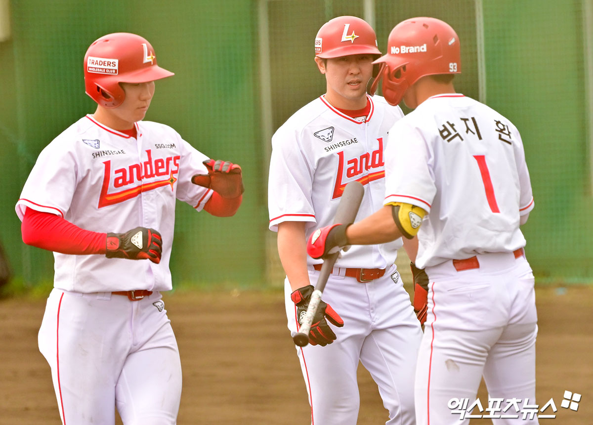 28일 오후 일본 오키나와 구시가와 구장에서 열린 KT 위즈와 SSG 랜더스의 연습경기, 1회말 SSG 박성한과 최정이 고명준의 2타점 적시타때 득점에 성공하고 있다. 엑스포츠뉴스DB