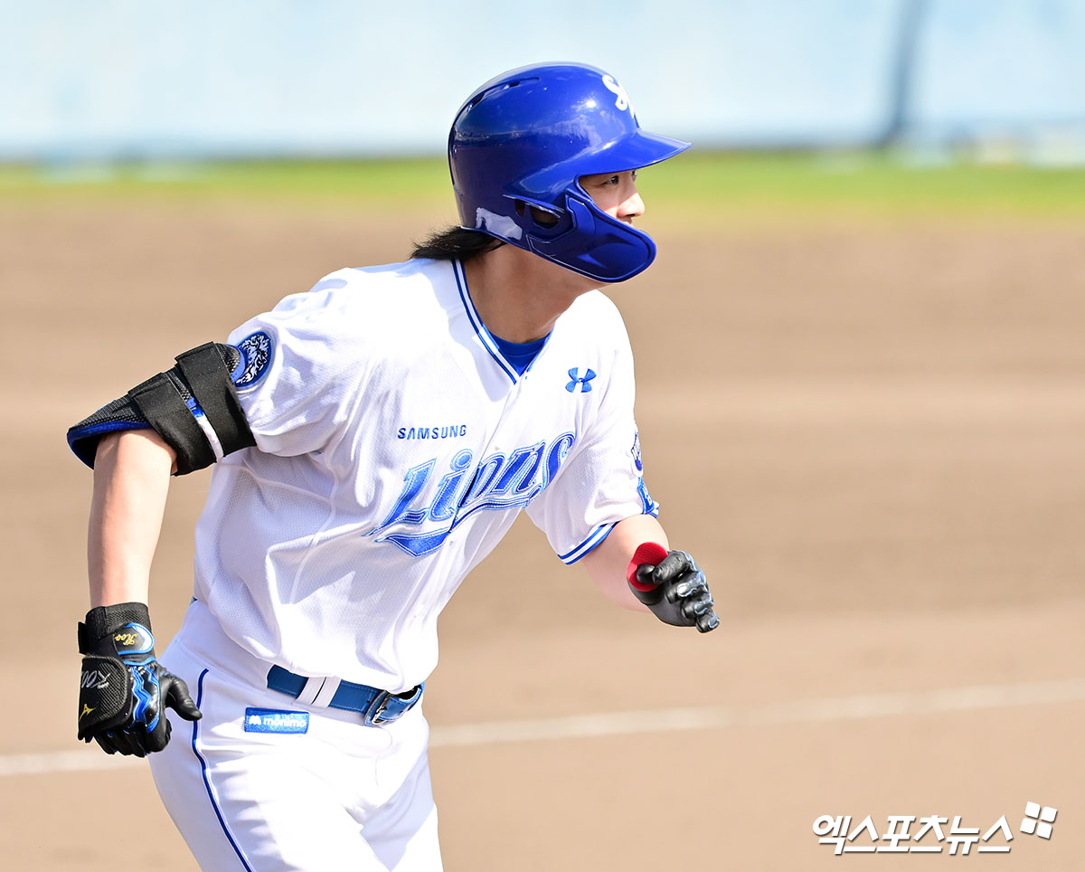 삼성 라이온즈 구자욱이 2일 일본 오키나와 온나손 아카마 구장에서 열린 KIA 타이거즈와의 연습경기에서 역전 만루 홈런을 친 뒤 타구를 바라보고 있다. 일본 오키나와, 김한준 기자