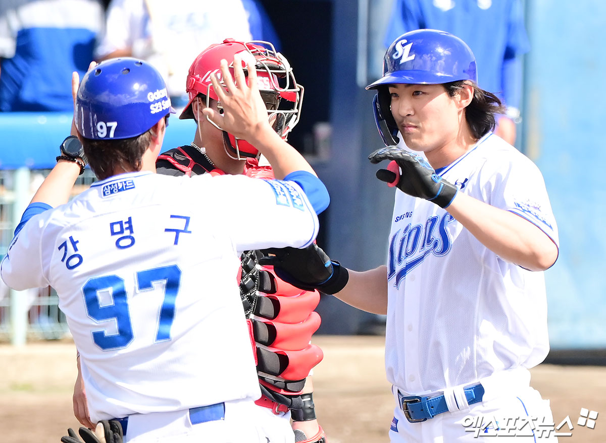 삼성 라이온즈 구자욱이 2일 일본 오키나와 온나손 아카마 구장에서 열린 KIA 타이거즈와의 연습경기에서 역전 만루 홈런을 친 뒤 세리머니하고 있다. 일본 오키나와, 김한준 기자