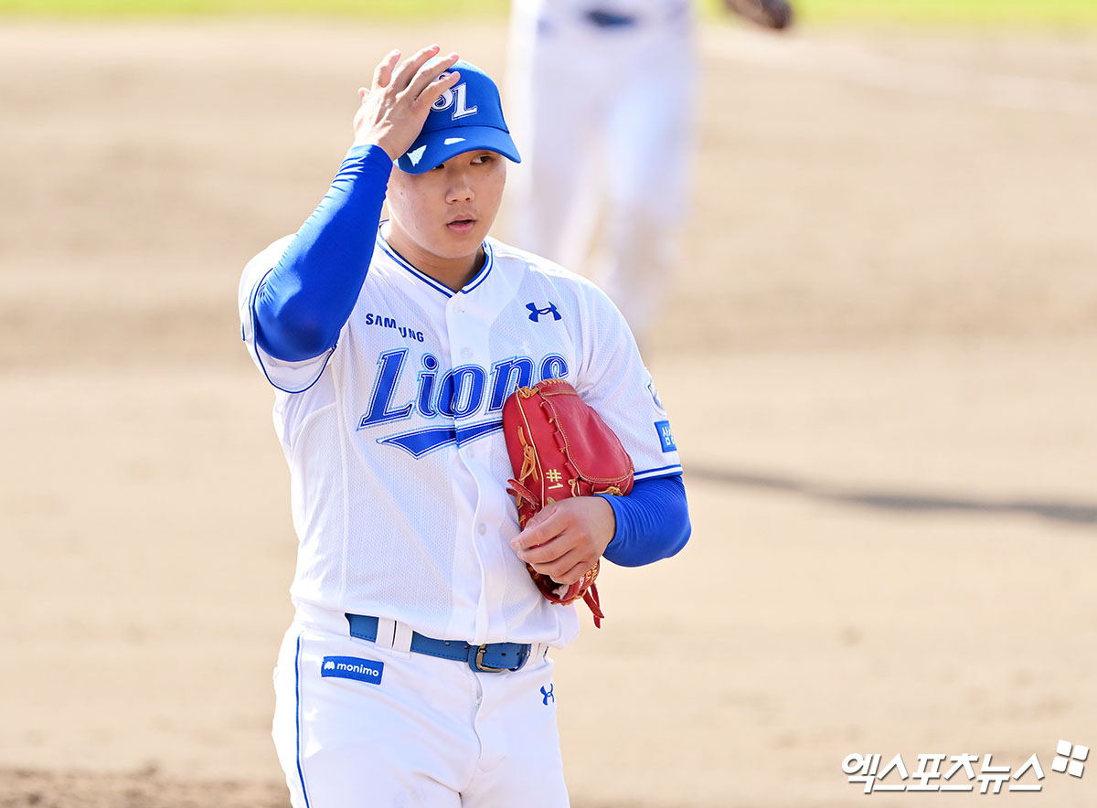 삼성 라이온즈 신인 투수 배찬승이 2일 일본 오키나와 온나손 아카마 구장에서 열린 KIA 타이거즈와의 스프링캠프 연습경기에서 투구 후 숨을 고르고 있다. 일본 오키나와, 김한준 기자