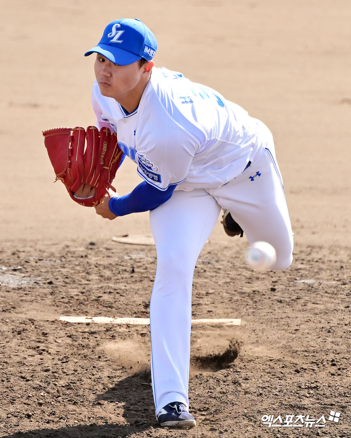 삼성 라이온즈 신인 투수 배찬승이 2일 일본 오키나와 온나손 아카마 구장에서 열린 KIA 타이거즈와의 스프링캠프 연습경기에 구원 등판해 투구하고 있다. 일본 오키나와, 김한준 기자