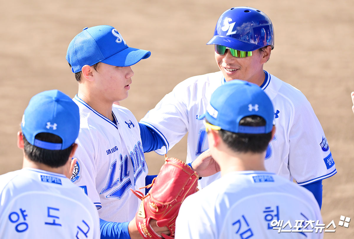 삼성 라이온즈 신인 투수 배찬승이 2일 일본 오키나와 온나손 아카마 구장에서 열린 KIA 타이거즈와의 스프링캠프 연습경기에 구원 등판해 투구를 마친 뒤 칭찬 받고 있다. 일본 오키나와, 김한준 기자