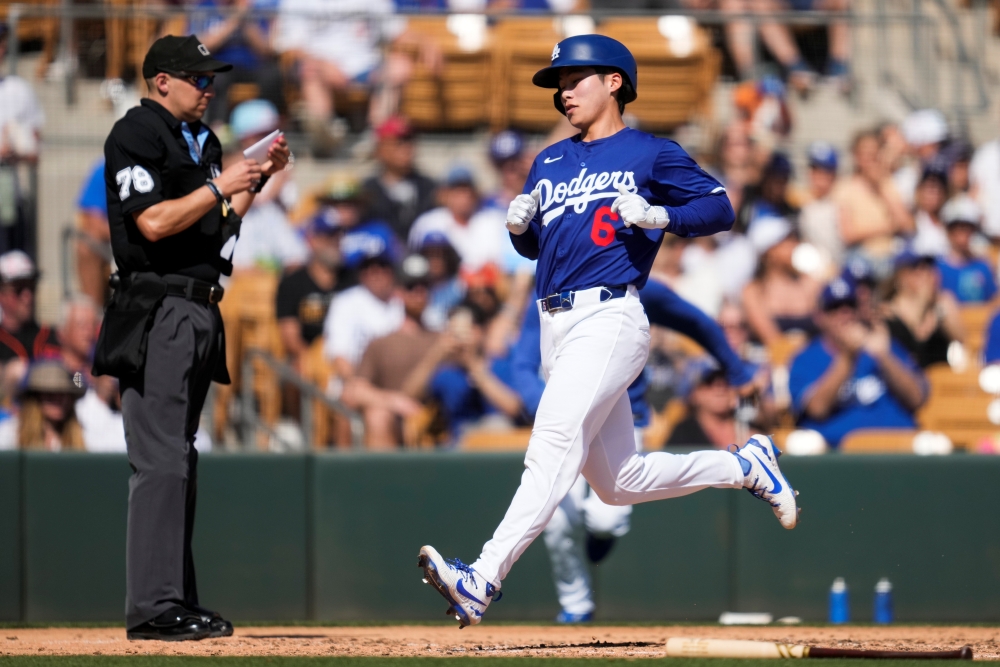 다저스 내야수 김혜성은 2일(한국시간) 글렌데일 캐멀백 랜치에서 열린 '2025 메이저리그' 시범경기 샌프란시스코전에서 8번타자 유격수로 선발 출전했다. 이날 미국 무대 진출 후 첫 홈런을 때려내며 눈길을 끌었다. 연합뉴스 AP