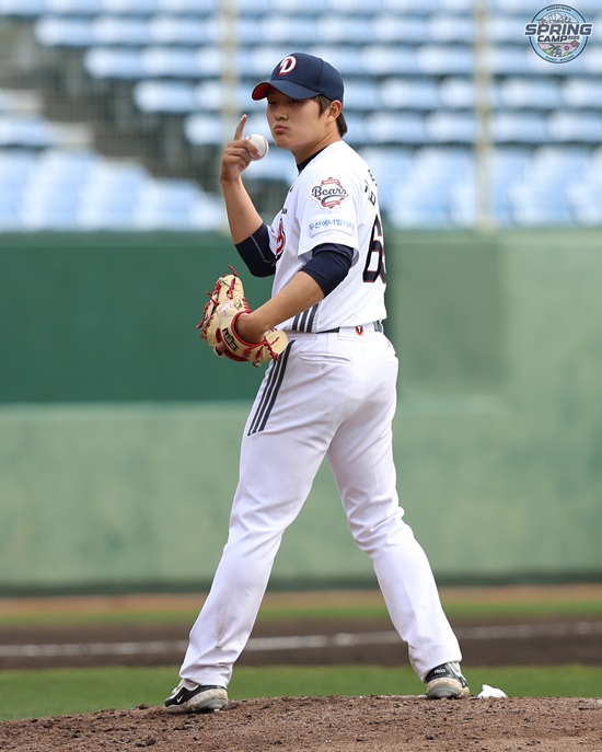 두산 베어스 투수 김택연과 이병헌이 지난 2일 구춘대회 롯데전에 구원 등판해 1이닝 삼자범퇴 이닝을 연속으로 만들었다. 두산 베어스