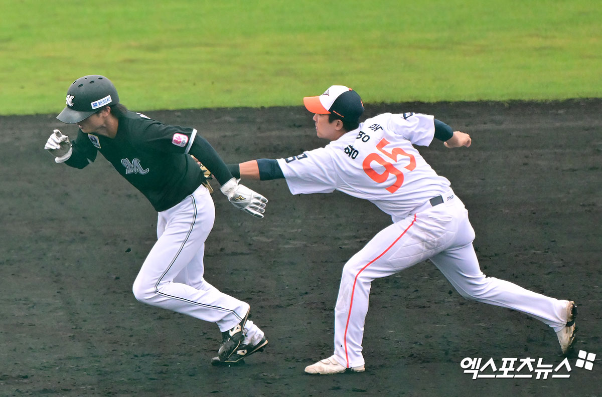 23일 오후 일본 오키나와 이토만 니시자키 야구장에서 열린 한화 이글스와 지바 롯데 마린스의 연습경기, 7회말 1사 2루 한화 황영묵이 런다운에 걸린 주자를 태그 아웃 시키고 있다. 엑스포츠뉴스DB
