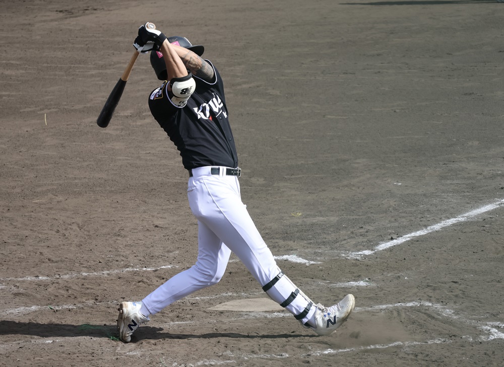 KT 외야수 김민혁(사진)은 2일 기노자구장에서 열린 LG전에서 7회초 대타로 교체 출전했다. 9회초 김영우 상대 홈런포를 쏘아올려 팀 승리에 힘을 보탰다. KT 위즈