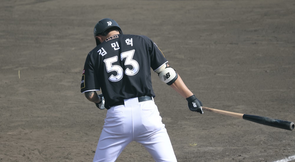 KT 외야수 김민혁(사진)은 2일 기노자구장에서 열린 LG전에서 7회초 대타로 교체 출전했다. 9회초 김영우 상대 홈런포를 쏘아올려 팀 승리에 힘을 보탰다. KT 위즈