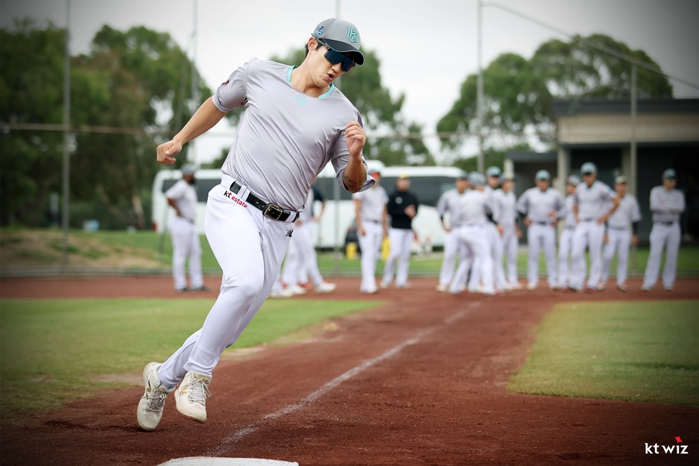 KT 외야수 김민혁(사진)은 2일 기노자구장에서 열린 LG전에서 7회초 대타로 교체 출전했다. 9회초 김영우 상대 홈런포를 쏘아올려 팀 승리에 힘을 보탰다. KT 위즈