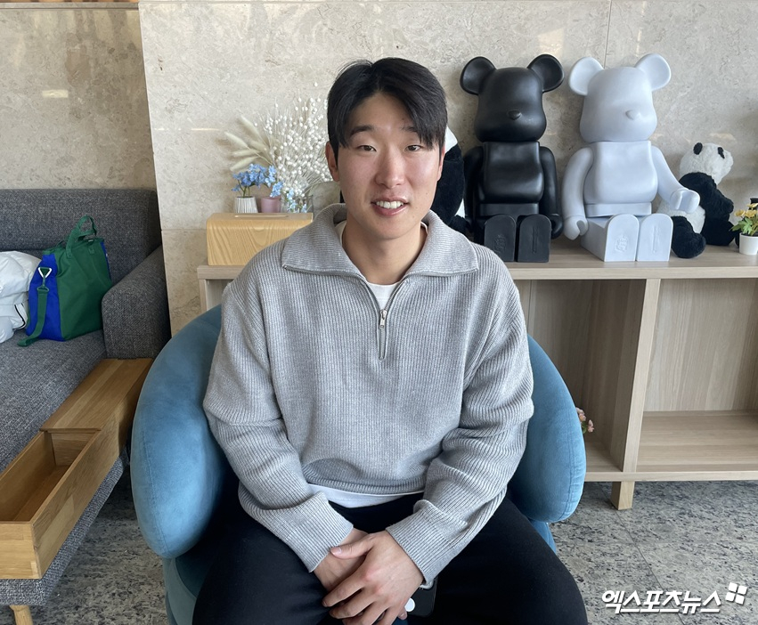 KT 위즈 내야수 이호연이 퓨처스팀 스프링캠프에서 인터뷰를 마친 뒤 기념촬영하고 있다. 최원영 기자