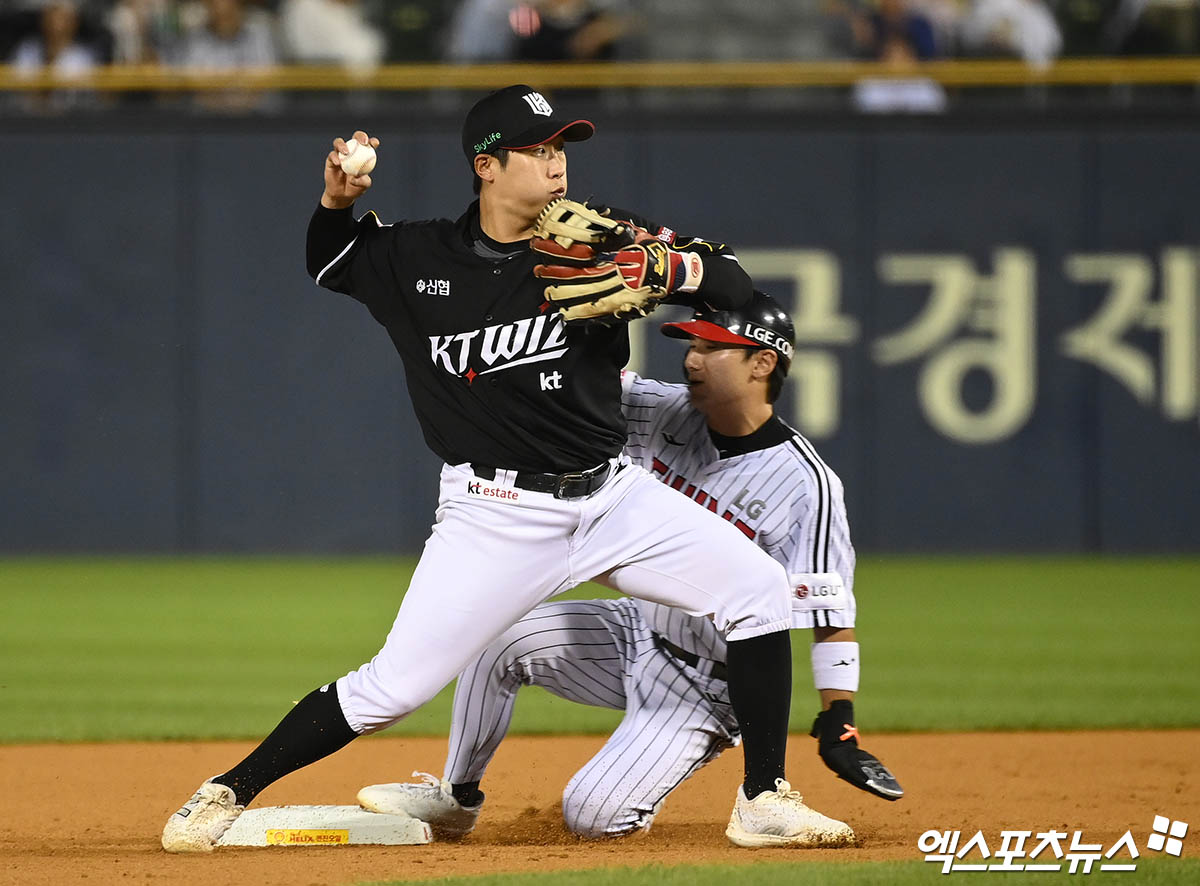 KT 위즈 내야수 이호연이 지난해 정규시즌 경기에서 수비하고 있다. 엑스포츠뉴스 DB