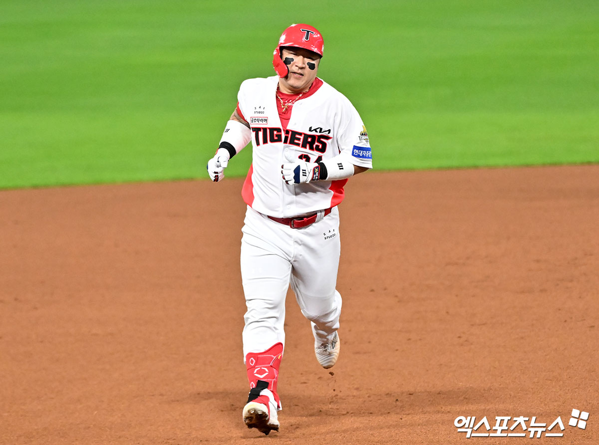 KIA 타이거즈 최형우가 지난해 한국시리즈에서 홈런을 친 뒤 베이스를 돌고 있다. 엑스포츠뉴스 DB