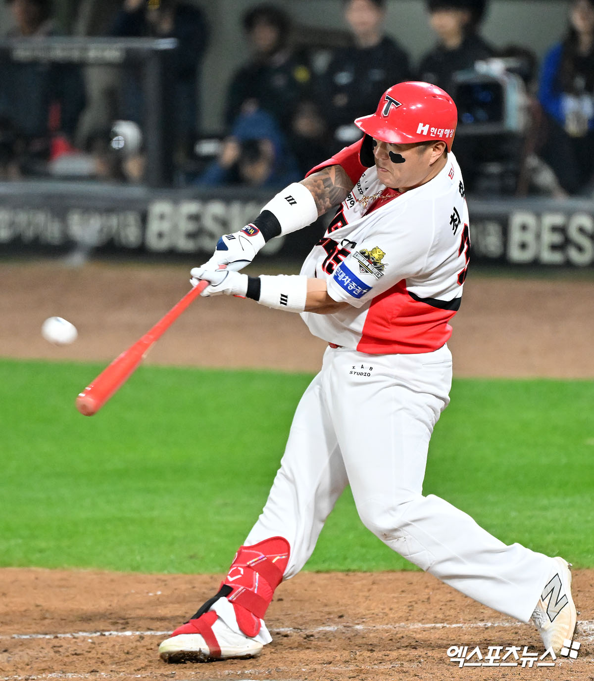 KIA 타이거즈 최형우가 지난해 한국시리즈에서 타격하고 있다. 엑스포츠뉴스 DB