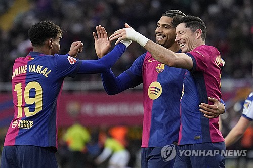 바르셀로나가 3일(한국시간) 스페인 바르셀로나에 있는 에스타디 올림피그 류이스 콤파니스에서 열린 레알 소시에다드와의 2024-2025시즌 라리가 26라운드 홈 경기에서 4-0으로 대승을 거뒀다. 3-0으로 앞서던 후반 15분 그는 로날드 아라우호의 중거리 슈팅을 발을 갖다대 방향을 바꿨다. 골키퍼는 원래 슈팅 방향대로 몸을 던진 뒤였고 공은 그대로 골문 안으로 빨려 들어갔다. 이 득점으로 레반도프스키는 바르셀로나 입단 이후 한 시즌 최다골 기록을 경신했다. 연합뉴스