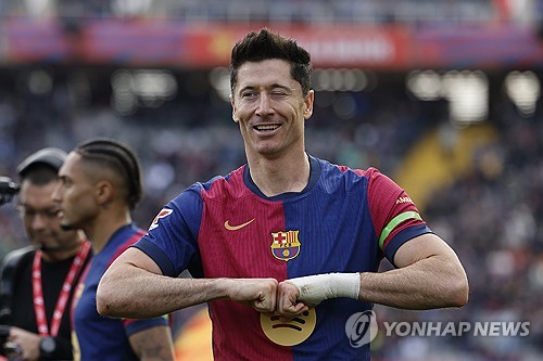 바르셀로나가 3일(한국시간) 스페인 바르셀로나에 있는 에스타디 올림피그 류이스 콤파니스에서 열린 레알 소시에다드와의 2024-2025시즌 라리가 26라운드 홈 경기에서 4-0으로 대승을 거뒀다. 3-0으로 앞서던 후반 15분 그는 로날드 아라우호의 중거리 슈팅을 발을 갖다대 방향을 바꿨다. 골키퍼는 원래 슈팅 방향대로 몸을 던진 뒤였고 공은 그대로 골문 안으로 빨려 들어갔다. 이 득점으로 레반도프스키는 바르셀로나 입단 이후 한 시즌 최다골 기록을 경신했다. 연합뉴스