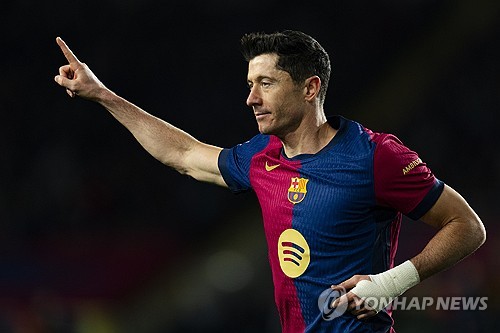 바르셀로나가 3일(한국시간) 스페인 바르셀로나에 있는 에스타디 올림피그 류이스 콤파니스에서 열린 레알 소시에다드와의 2024-2025시즌 라리가 26라운드 홈 경기에서 4-0으로 대승을 거뒀다. 3-0으로 앞서던 후반 15분 그는 로날드 아라우호의 중거리 슈팅을 발을 갖다대 방향을 바꿨다. 골키퍼는 원래 슈팅 방향대로 몸을 던진 뒤였고 공은 그대로 골문 안으로 빨려 들어갔다. 이 득점으로 레반도프스키는 바르셀로나 입단 이후 한 시즌 최다골 기록을 경신했다. 연합뉴스