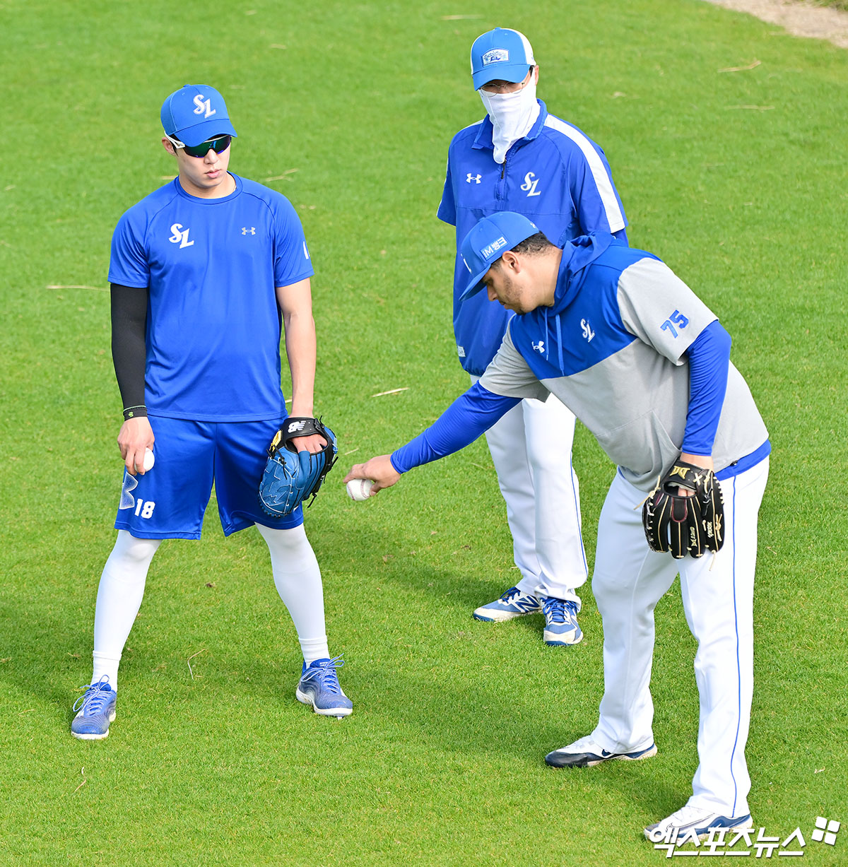 삼성 투수 원태인(왼쪽 첫 번째)은 3일 아카마구장에서 열린 팀 훈련에 참가했다. 1년 앞으로 다가올 국제대회 승선과 리그 최고 에이스로 자존심을 지키기 위해 2025시즌 만반의 준비를 하고 있다. 엑스포츠뉴스 DB