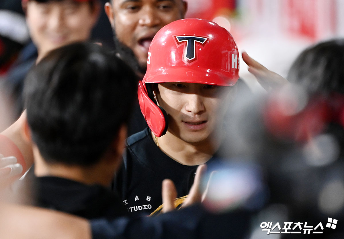 KIA 타이거즈 나성범이 지난해 정규시즌 경기에서 득점 후 축하 받고 있다. 엑스포츠뉴스 DB