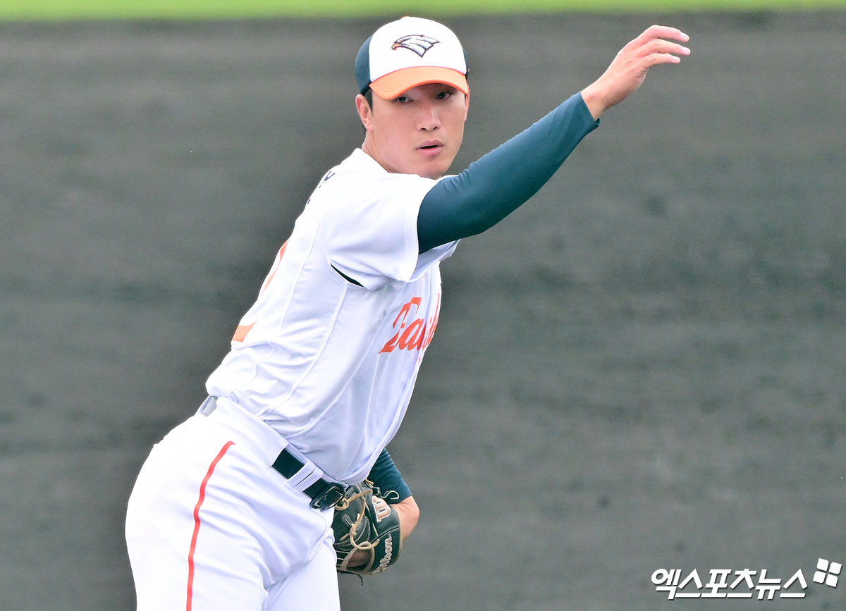 23일 오후 일본 오키나와 이토만 니시자키 야구장에서 열린 한화 이글스와 지바 롯데 마린스의 연습경기, 8회말 한화 김도빈이 공을 힘차게 던지고 있다. 엑스포츠뉴스DB