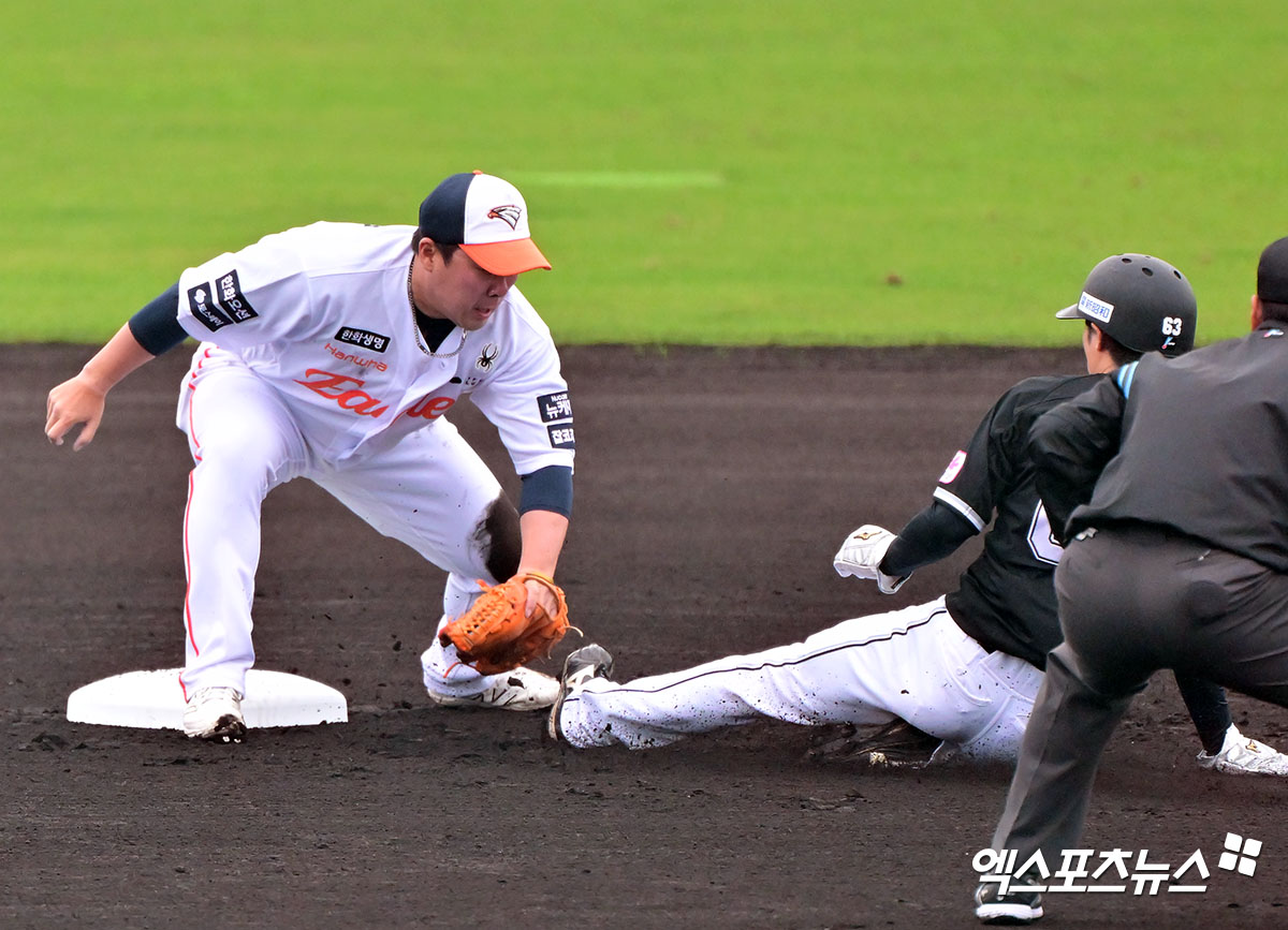 23일 오후 일본 오키나와 이토만 니시자키 야구장에서 열린 한화 이글스와 지바 롯데 마린스의 연습경기, 1회말 무사 1루 한화 안치홍이 지바 롯데 와다를 태그아웃 시키고 있다. 엑스포츠뉴스DB