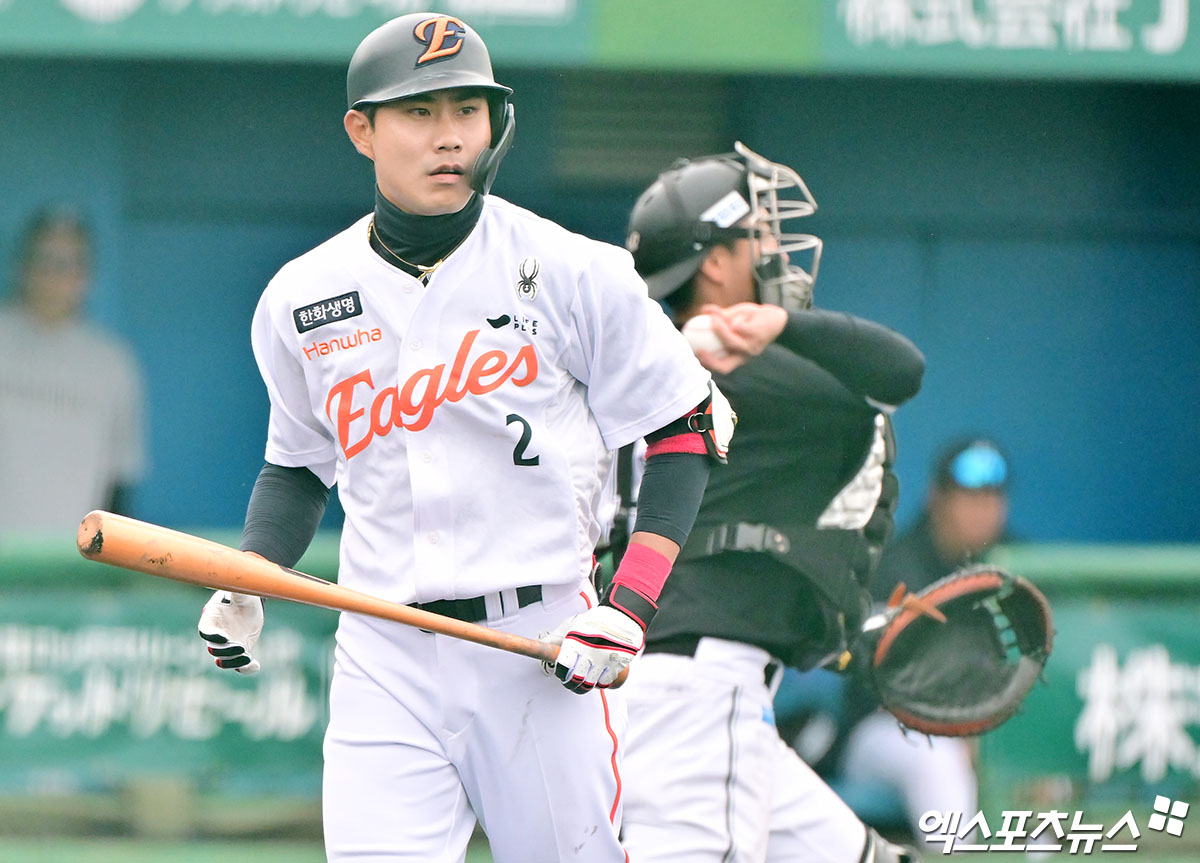 23일 오후 일본 오키나와 이토만 니시자키 야구장에서 열린 한화 이글스와 지바 롯데 마린스의 연습경기, 3회초 1사 한화 심우준이 헛스윙 삼진을 당한 후 아쉬워하고 있다. 엑스포츠뉴스DB