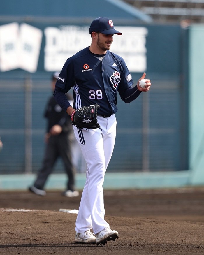 두산 베어스 새 외국인 투수 잭로그가 2025 스프링캠프 투수조 MVP에 선정됐다. 사진 두산 베어스