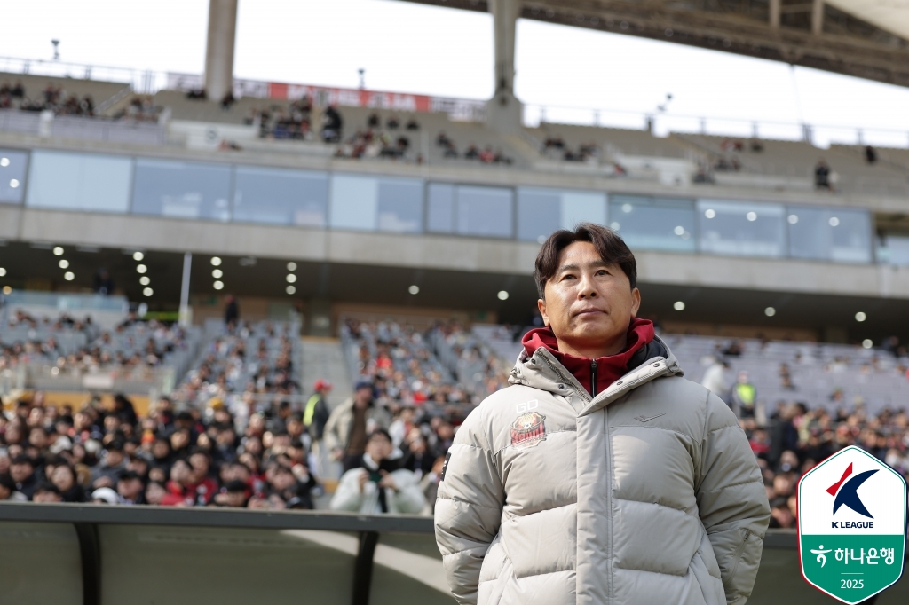 김기동 감독도 서울월드컵경기장을 비롯한 K리그 구장들의 잔디 상태에 대해 아쉬움을 표했다. 김 감독은 리그가 개막하는 시기보다 제반시설이 갖춰져 있는지가 중요하다고 짚었다. 시설이 충분히 갖춰져 있다면 겨울에 개막하더라도 큰 문제가 없다는 게 그의 생각이었다. 사진 한국프로축구연맹