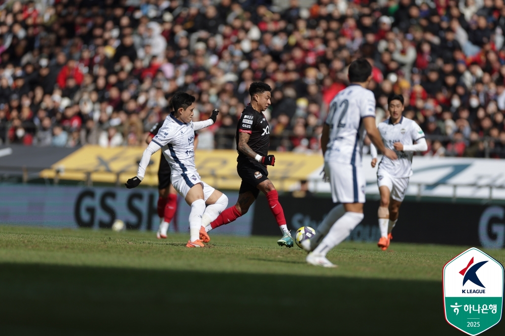 정정용 감독이 경기장 잔디 상태에 대해 아쉬움을 표했다. 정 감독은 잔디 때문에 원하는 방식으로 경기를 운영하지 못했다며 아쉬워하면서 FC서울 역시 같은 고충을 겪었을 거라고 했다. 그만큼 서울월드컵경기장의 잔디 상태는 좋지 않았다.