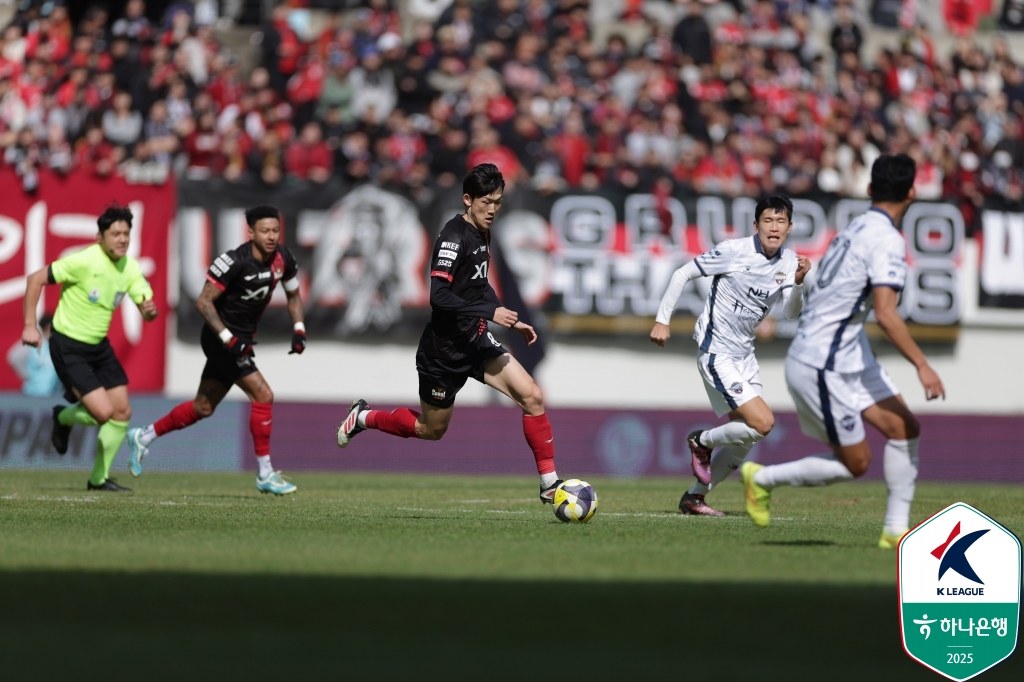 정정용 감독이 경기장 잔디 상태에 대해 아쉬움을 표했다. 정 감독은 잔디 때문에 원하는 방식으로 경기를 운영하지 못했다며 아쉬워하면서 FC서울 역시 같은 고충을 겪었을 거라고 했다. 그만큼 서울월드컵경기장의 잔디 상태는 좋지 않았다.