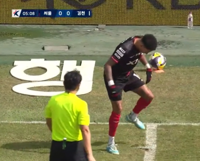 맨체스터 유나이티드 출신 FC서울 공격수 제시 린가드가 3일 서울월드컵경기장에서 열린 김천 상무와의 홈 경기 도중 잔디를 밟으며 아쉬움을 표시하고 있다. 중계화면 캡처