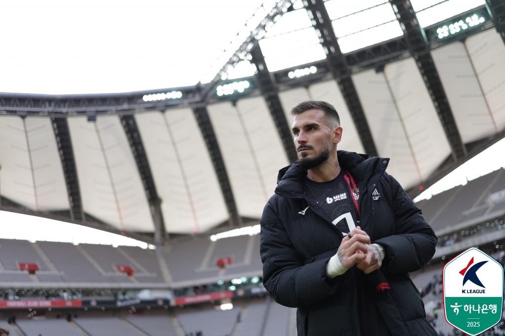 김기동 감독도 서울월드컵경기장을 비롯한 K리그 구장들의 잔디 상태에 대해 아쉬움을 표했다. 김 감독은 리그가 개막하는 시기보다 제반시설이 갖춰져 있는지가 중요하다고 짚었다. 시설이 충분히 갖춰져 있다면 겨울에 개막하더라도 큰 문제가 없다는 게 그의 생각이었다. 사진 한국프로축구연맹