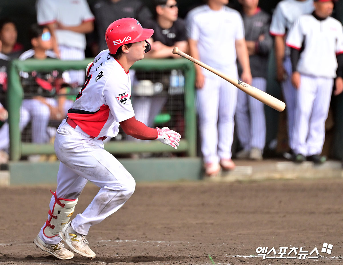 KIA 타이거즈 윤도현이 3일 일본 오키나와 킨 구장에서 열린 KT 위즈와의 스프링캠프 연습경기에서 홈런을 치고 있다. 일본 오키나와, 김한준 기자