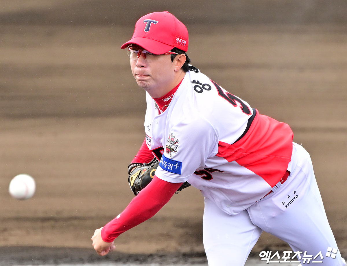 KIA 타이거즈 양현종이 3일 일본 오키나와 킨 구장에서 열린 KT 위즈와의 스프링캠프 연습경기에 선발 등판해 투구하고 있다. 일본 오키나와, 김한준 기자