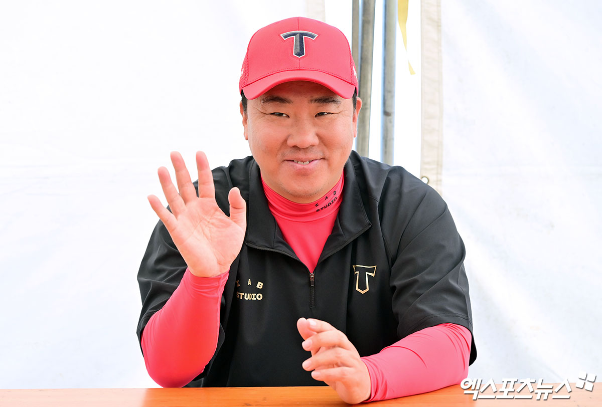 KIA 타이거즈 이범호 감독이 3일 일본 오키나와 킨 구장에서 열린 KT 위즈와의 스프링캠프 연습경기에 앞서 인터뷰에 임하고 있다. 일본 오키나와, 김한준 기자