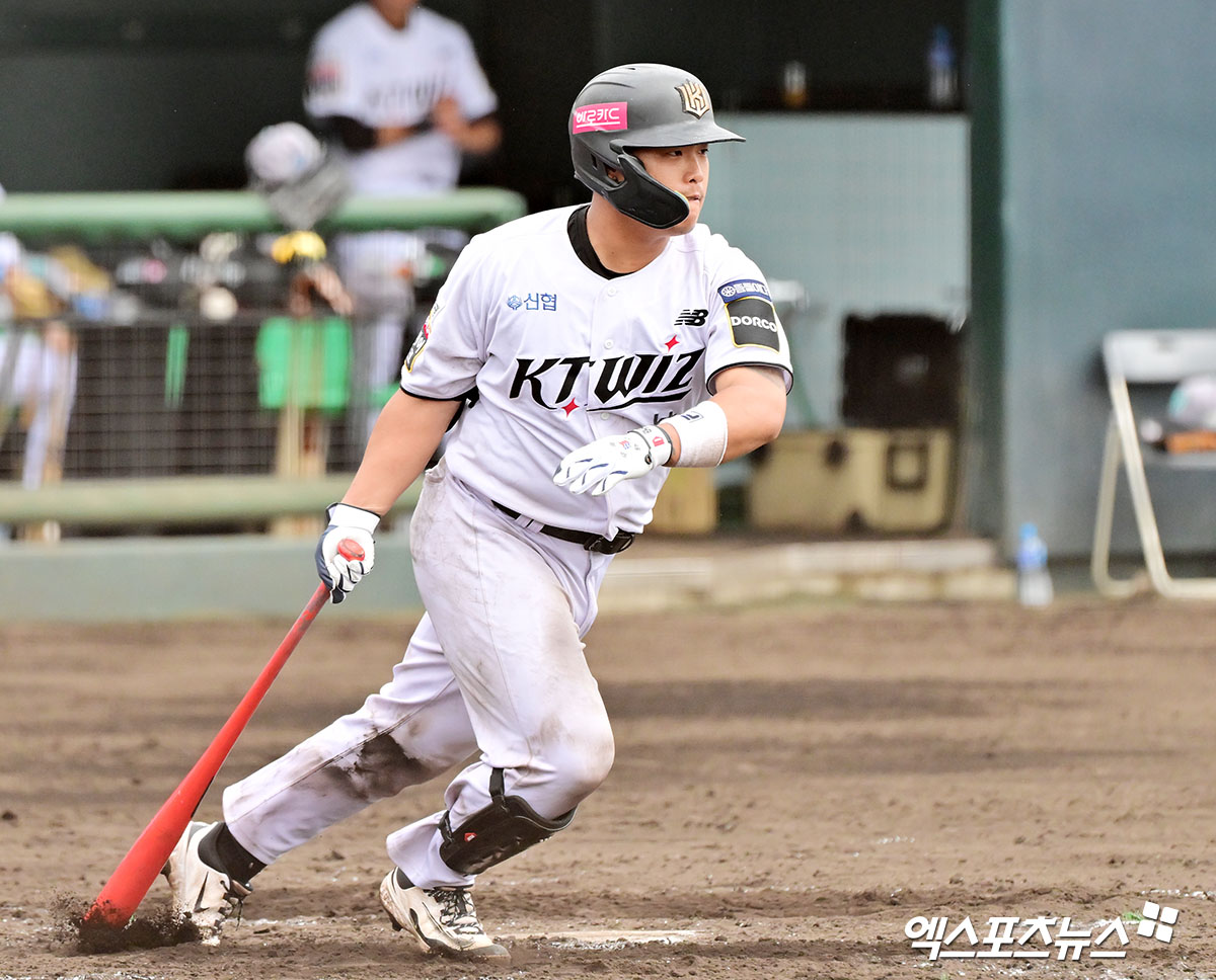 KT 위즈 강백호가 3일 일본 오키나와 킨 구장에서 열린 KIA 타이거즈와의 스프링캠프 연습경기에서 타격하고 있다. 일본 오키나와, 김한준 기자