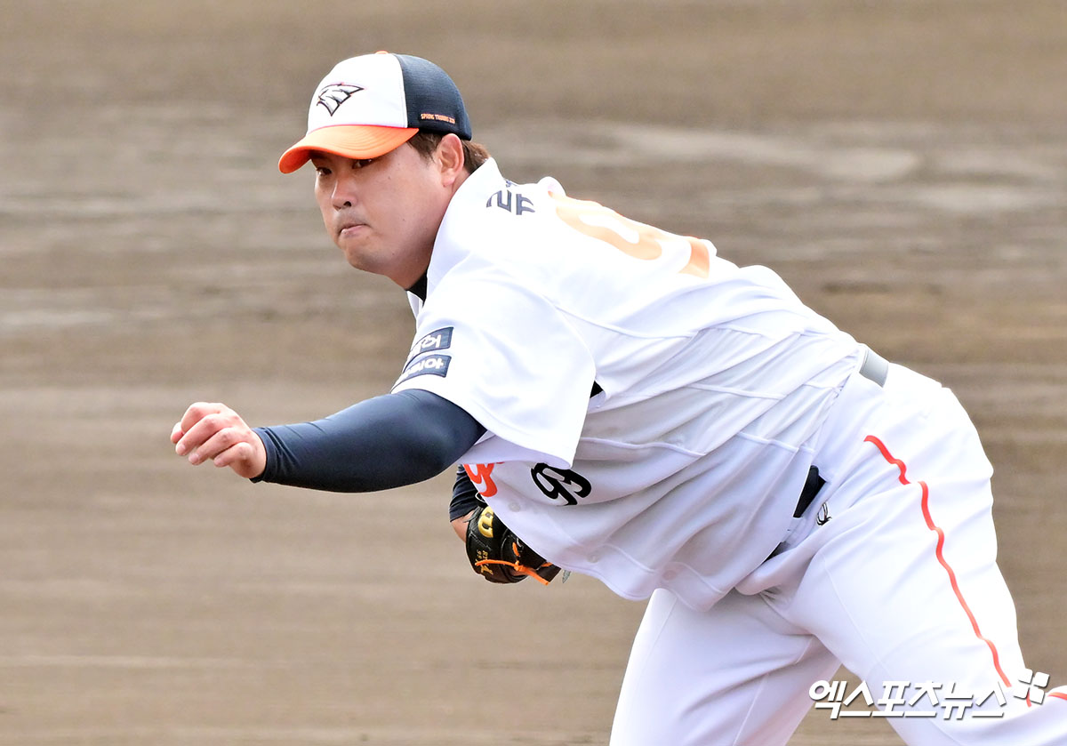 26일 오후 일본 오키나와 고친다 구장에서 열린 KT 위즈와 한화 이글스의 연습경기, 1회초 한화 선발투수 류현진이 공을 힘차게 던지고 있다. 엑스포츠뉴스DB