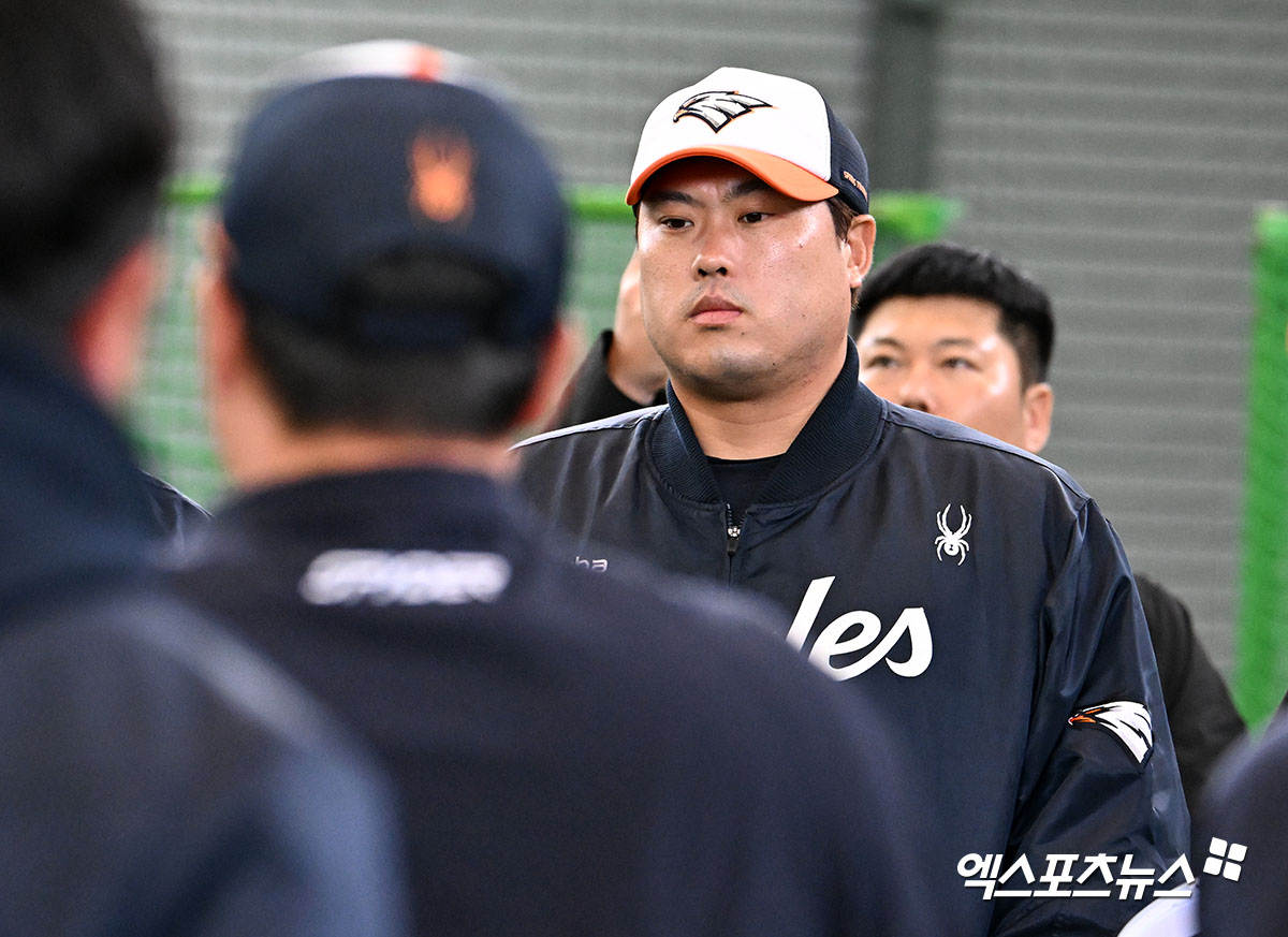 21일 일본 오키나와 온나손 아카마구장에서 진행된 한화 이글스 스프링캠프, 한화 류현진이 훈련 전 미팅을 갖고 있다. 엑스포츠뉴스DB