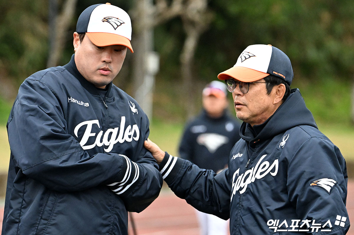 21일 일본 오키나와 온나손 아카마구장에서 진행된 한화 이글스 스프링캠프, 한화 류현진과 양상문 투수코치가 대화를 나누고 있다. 엑스포츠뉴스DB