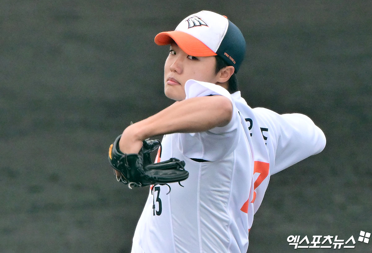 23일 오후 일본 오키나와 이토만 니시자키 야구장에서 열린 한화 이글스와 지바 롯데 마린스의 연습경기, 9회말 한화 정우주가 공을 힘차게 던지고 있다. 엑스포츠뉴스DB