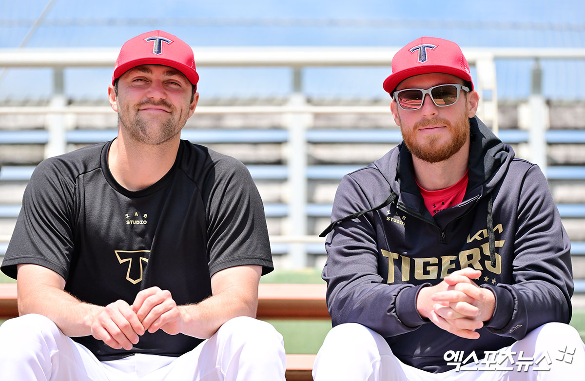 왼쪽부터 KIA 타이거즈 선발투수 제임스 네일, 아담 올러. 일본 오키나와 스프링캠프에서 기념촬영하고 있다. 일본 오키나와, 김한준 기자