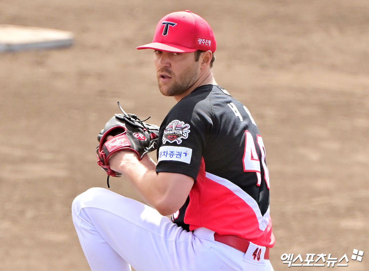 KIA 타이거즈 선발투수 제임스 네일이 일본 오키나와 스프링캠프 연습경기에 등판해 투구하고 있다. 일본 오키나와, 김한준 기자