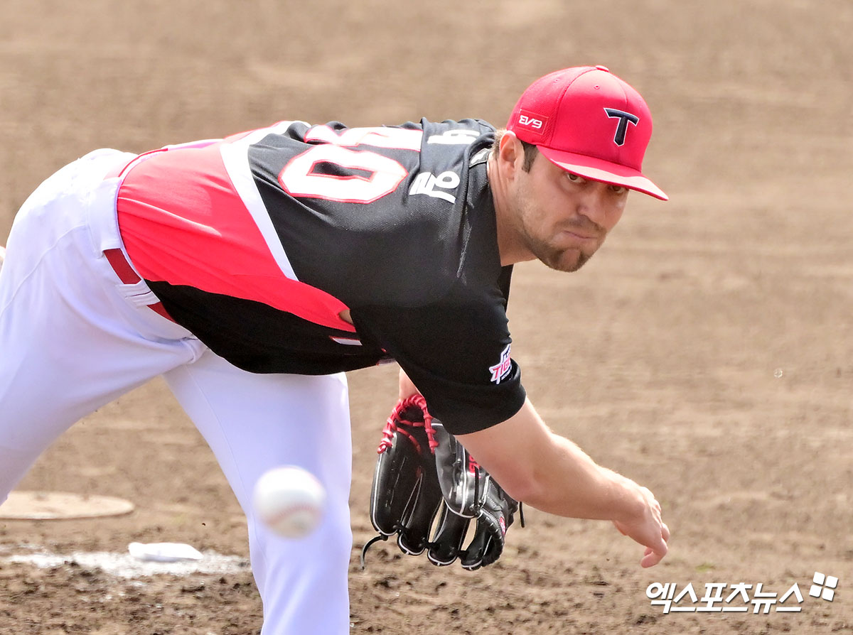 KIA 타이거즈 선발투수 제임스 네일이 일본 오키나와 스프링캠프 연습경기에 등판해 투구하고 있다. 일본 오키나와, 김한준 기자