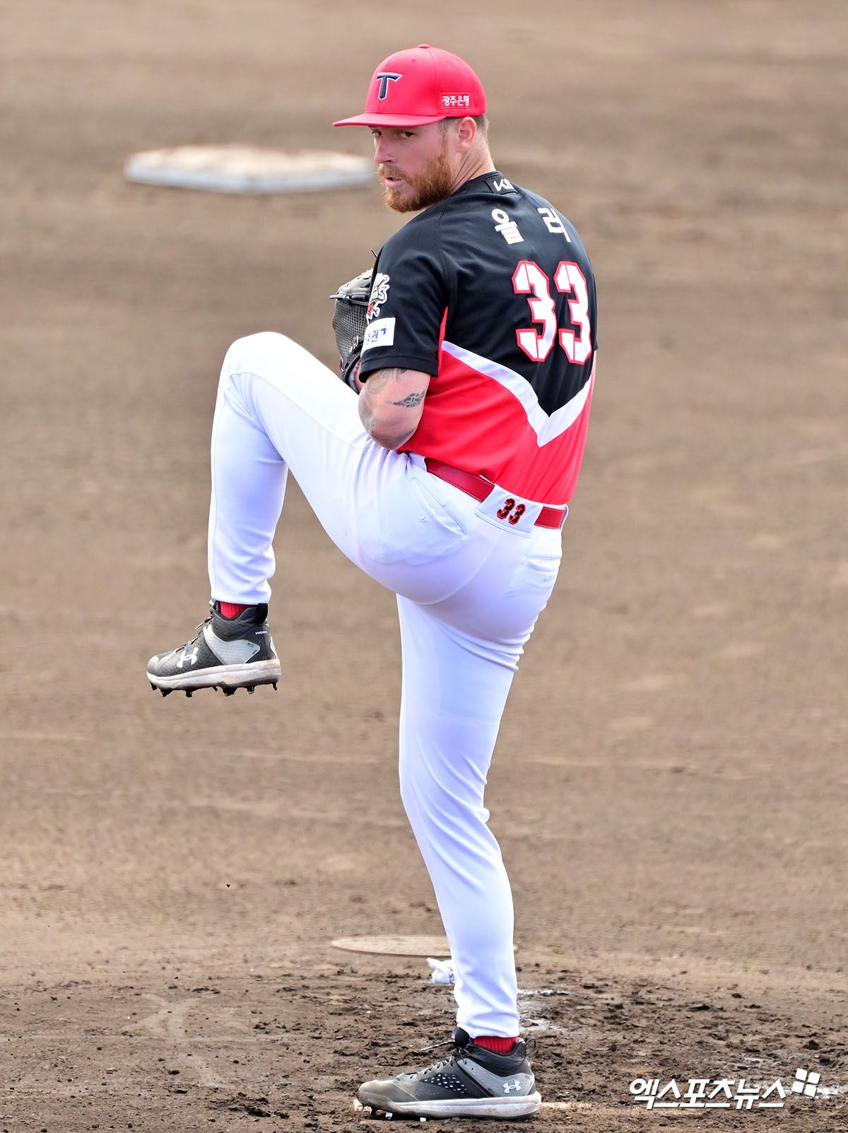 KIA 타이거즈 선발투수 아담 올러가 일본 오키나와 스프링캠프 연습경기에 등판해 투구하고 있다. 일본 오키나와, 김한준 기자