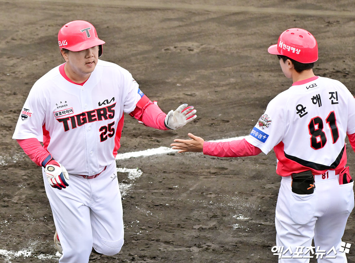 KIA 타이거즈 이우성이 3일 일본 오키나와 스프링캠프 연습경기 KT 위즈전에서 홈런을 친 뒤 세리머니하고 있다. 일본 오키나와, 김한준 기자