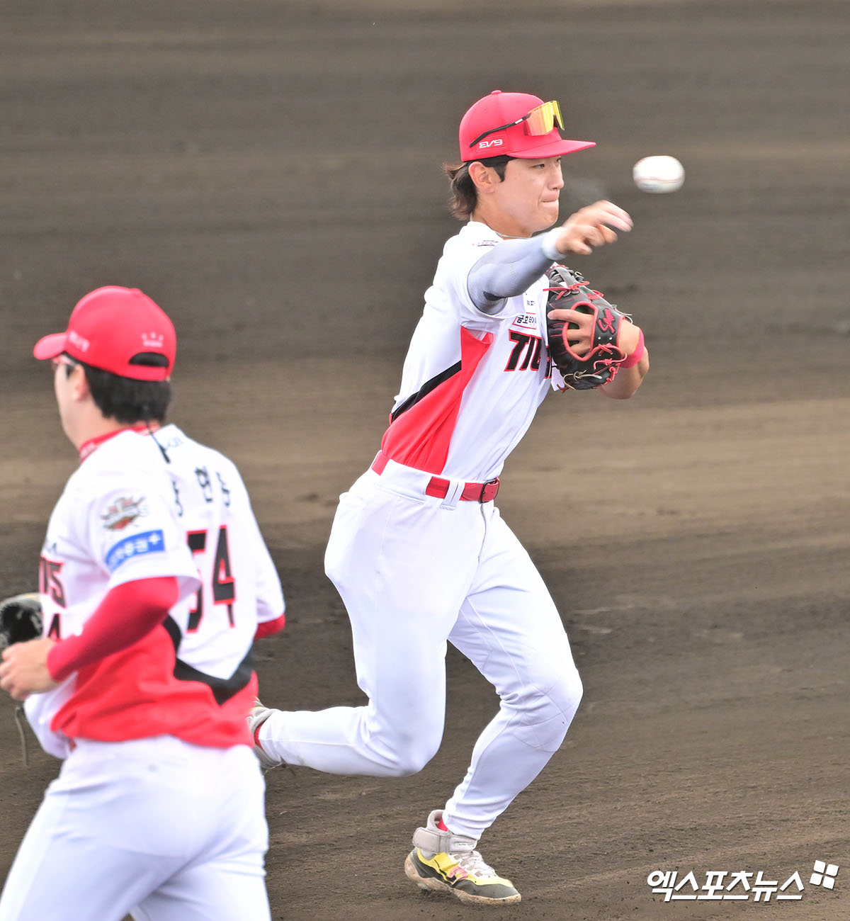 KIA 타이거즈 김도영이 3일 일본 오키나와 스프링캠프 연습경기 KT 위즈전에서 송구하고 있다. 일본 오키나와, 김한준 기자