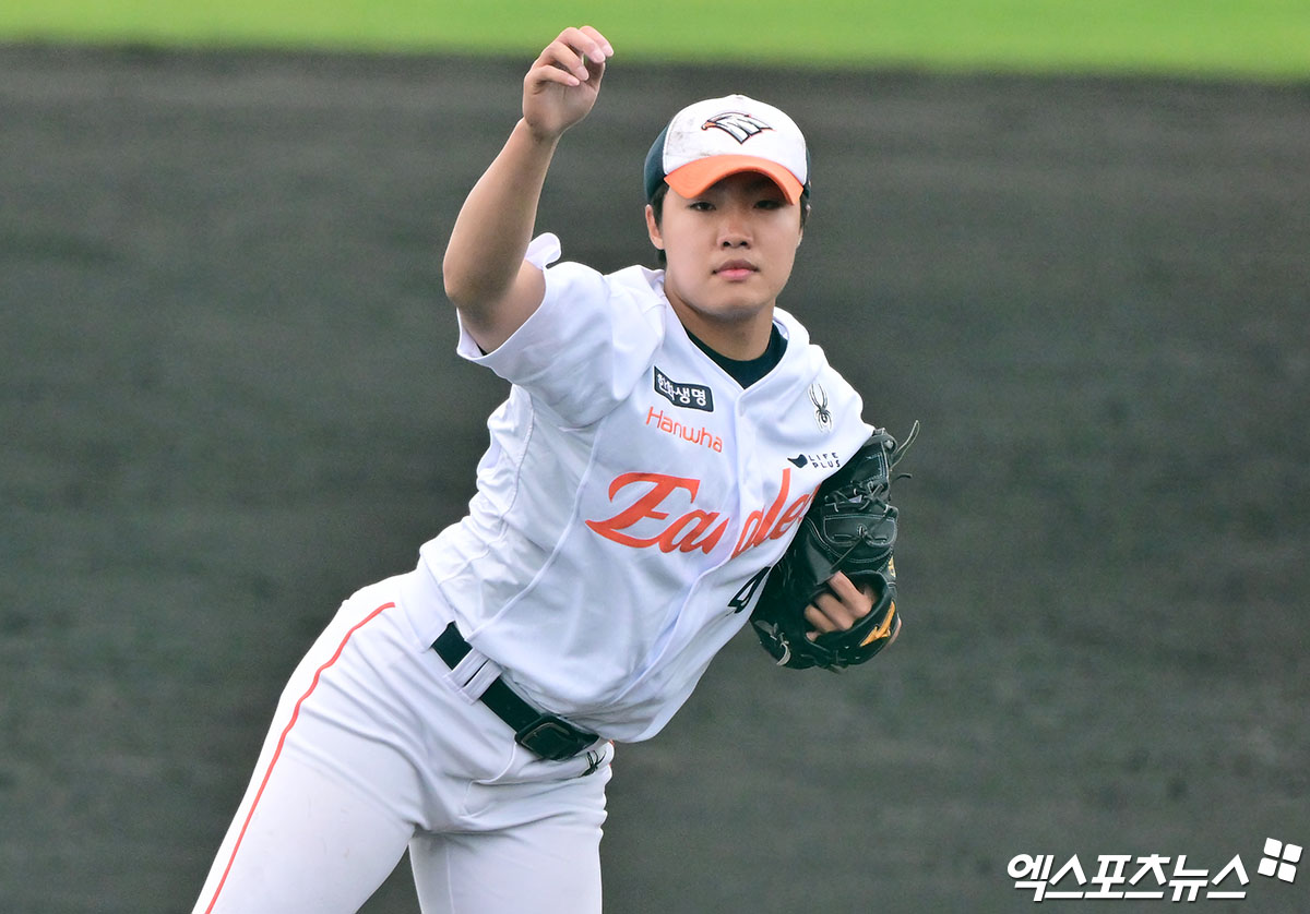 23일 오후 일본 오키나와 이토만 니시자키 야구장에서 열린 한화 이글스와 지바 롯데 마린스의 연습경기, 9회말 한화 정우주가 공을 힘차게 던지고 있다. 엑스포츠뉴스DB
