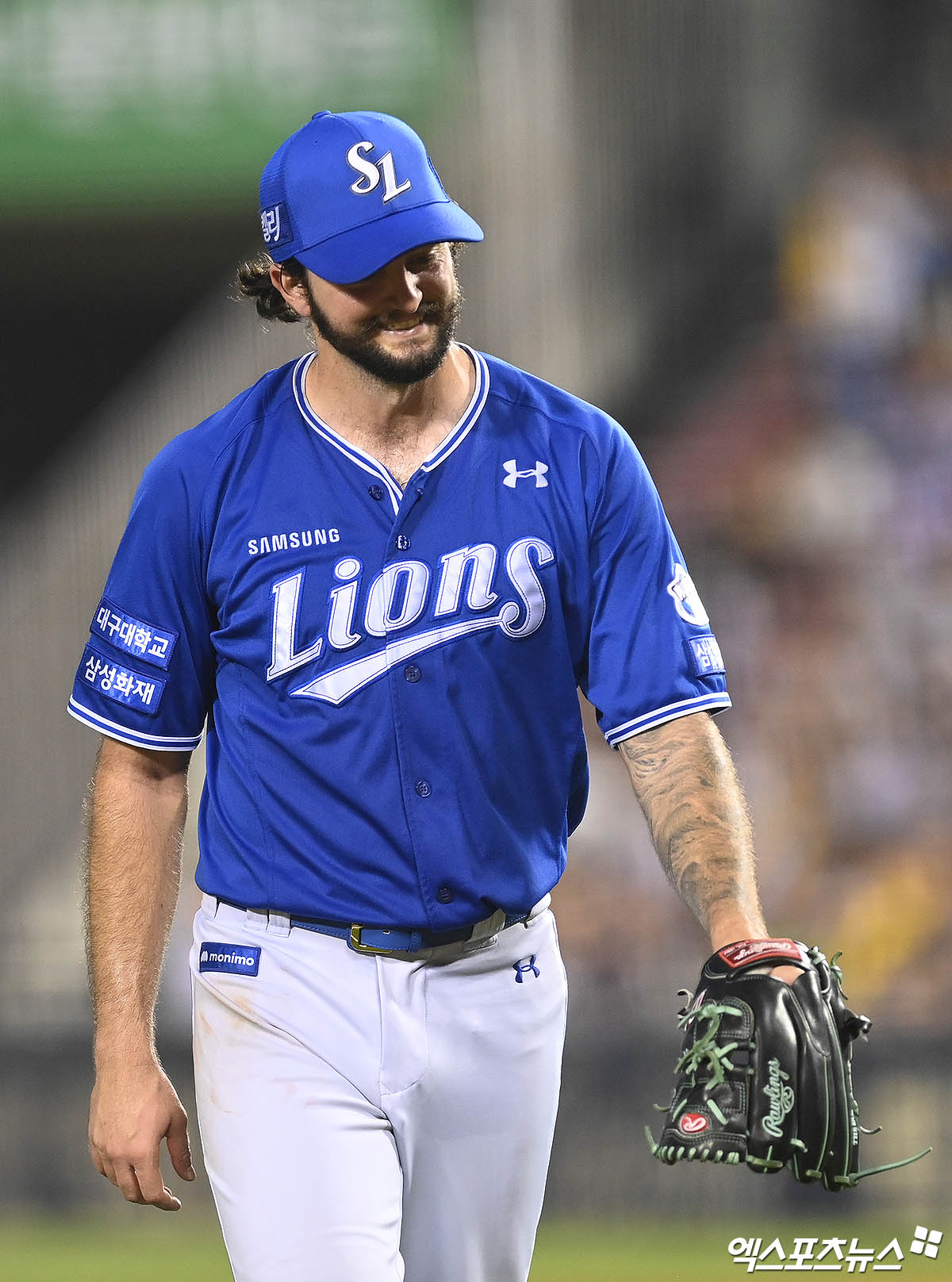 30일 오후 서울 송파구 잠실야구장에서 열린 '2024 신한 SOL BanK KBO리그' 삼성 라이온즈와 LG 트윈스의 경기, 6회말 종료 후 삼성 선발투수 코너가 더그아웃으로 향하며 미소짓고 있다. 엑스포츠뉴스 DB