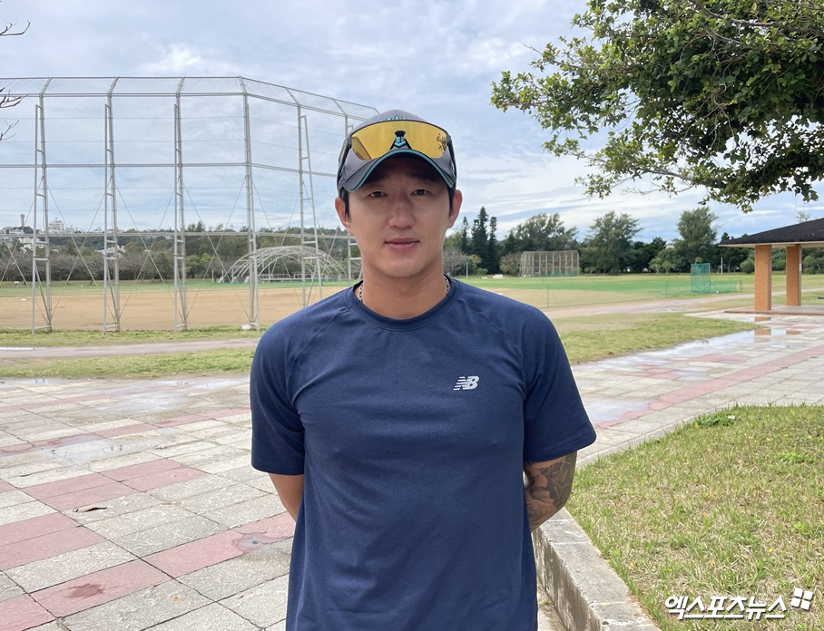 KT 위즈 외야수 김민혁이 일본 오키나와에서 스프링캠프 MVP를 수상한 뒤 기념촬영하고 있다. 일본 오키나와, 최원영 기자