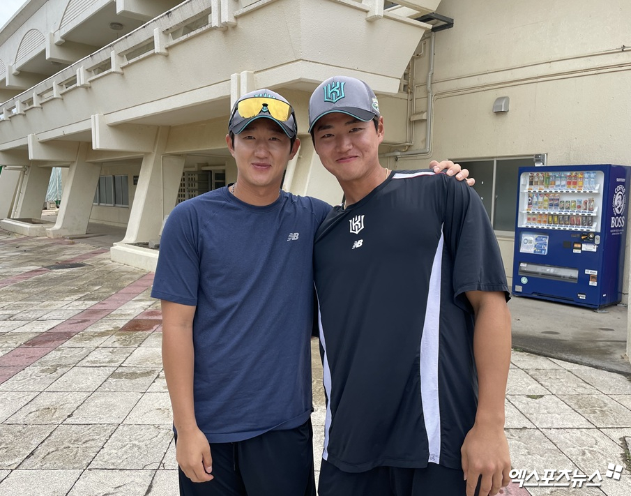 왼쪽부터 KT 위즈 외야수 김민혁과 내야수 윤준혁. 일본 오키나와 스프링캠프에서 '혁이'끼리 사진을 찍고 싶다며 포즈를 취했다. 일본 오키나와, 최원영 기자